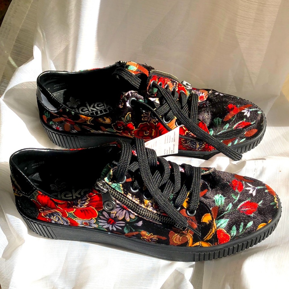 New REIKER sneaker, zipper, size 40 European, US 9  1/2.